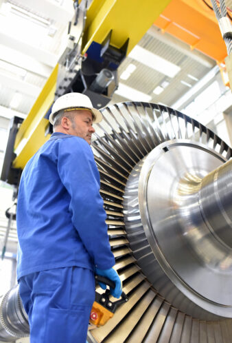 Arbeiter an einer Turbine im Maschinenbau